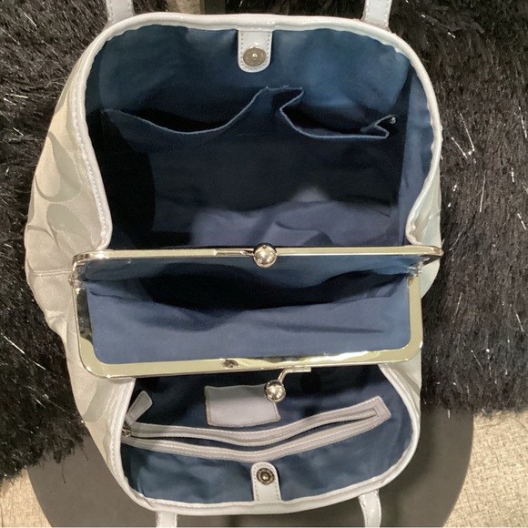 Coach kisslock shoulder bag in gray canvas monogram with silver hardware - Picture 5 of 9